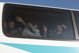 Autobusy odvážejí běžence do řecké vesnice Idomeni.