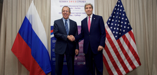 John Kerry (vpravo) se svým ruským protějškem Sergejem Lavrovem.