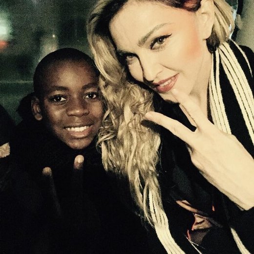 Na sociální síť Twitter umístila Madonna fotografii s pozváním na pařížské náměstí.