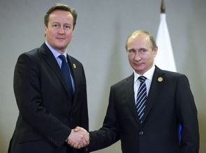 Britský premiér David Cameron (vlevo) a ruský prezident Vladimir Putin.