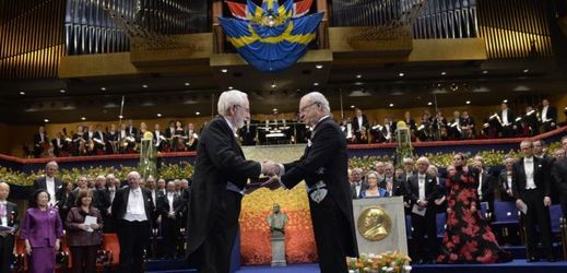 Kanadský vědec Arthur B. McDonald (vlevo) přebírá Nobelovu cenu.