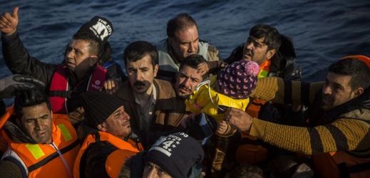 Ztracení migranti na člunu žádají Frontex o pomoc.
