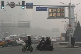 Čínu trápí smog, regulační opatření se týkají i automobilového provozu.