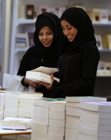 V Saúdské Arábii je právo řídit automobil ženám stále upřeno. Na snímku foto z mezinárodního knižního veletrhu v hlavním městě Rijádu.