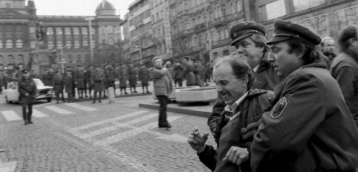 Demonstrace na Václavském náměstí v Praze u příležitosti 20. výročí upálení Jana Palacha. Příslušníci milice odvádějí jednoho ze zadržených demonstrantů; 15. ledna 1989.