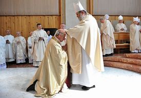 Českobudějovický biskup Vlastimil Kročil přijímá v katedrále sv. Mikuláše požehnání od emeritního biskupa Jiřího Paďoura.