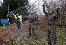 Stavění plotu na rakousko-slovinské hranici.