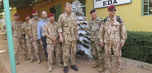 Náčelník generálního štábu armády Josef Bečvář (uprostřed) navštívil české vojáky v Mali v Afghánistánu, aby v předvánoční době ocenil jejich práci.