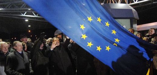 Symbolickým zdvižením závory s vlajkou Evropské unie byly v prosinci 2007 na česko-německém hraničním přechodu skončeny kontroly.
