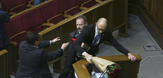 Oleh Barna se snaží dostat premiéra Jaceňuka od řečnického pultu během jeho projevu.