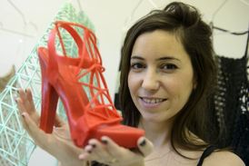 Mladá návrhářka s pomocí moderní 3D tiskárny vyrábí i boty.