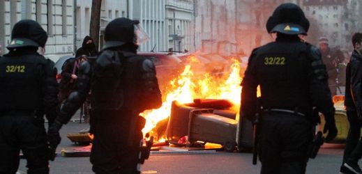 Němečtí policisté před hořící barikádou.