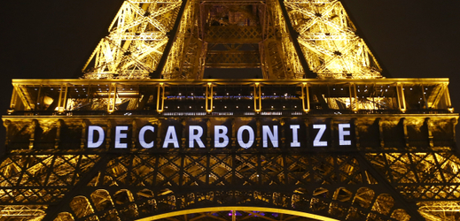 Nápis "Dekarbonizace" na Eiffelově věži.