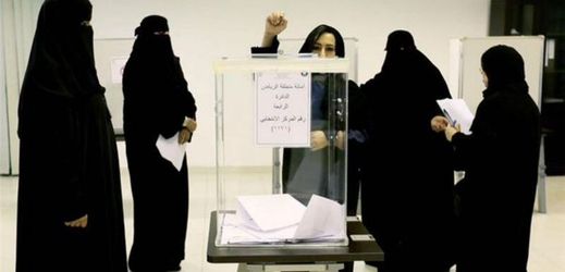 Ženy se v Saúdské Arábii zúčastnily voleb. 