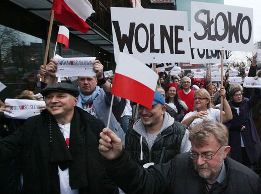 Účastníci manifestace nesli polské vlajky a zpívali vlastenecké písně.