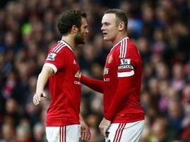 Wayne Rooney a Juan Mata.