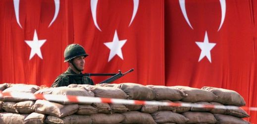 Turecký voják střežící tábor. 