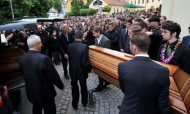 Pohřeb obětí vraždy.