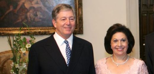 Srbský korunní princ Aleksandar Karadjordjević a jeho manželka, korunní princezna Katherine. Karadjordjević se vrátil do své rodné země po pádu bývalého autokratického prezidenta Slobodana Miloševiče. Podporuje prodemokratická hnutí, ale také restauraci monarchie.