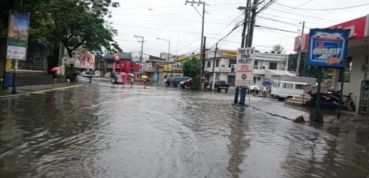 Filipínské město Mandaluyong čelí v důsledku silných bouřek záplavám.