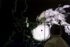 Filipínský meteorolog sleduje cestu tajfunu Melor.