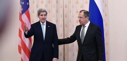 John Kerry a Sergej na Lavrov při schůzce v Moskvě 15. prosince.