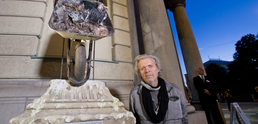Dočasný pomník německého básníka Johanna Wolfganga von Goetheho před budovou Goethova institutu v Praze. Na snímku autor pomníku výtvarník Jiří David.