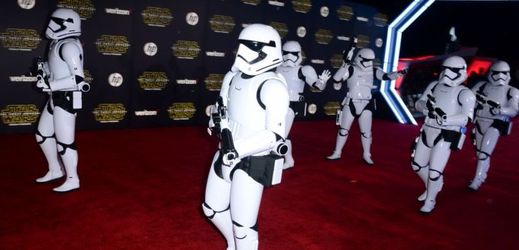 Světová premiéra Star Wars: Epizoda VII proběhla v čínském divadle v Los Angeles. Režisér J.J. Abrams na pódiu poděkoval rodičům, že ho v jeho deseti letech vzali na Hvězdné vláky. "To byl výborný nápad," řekl.