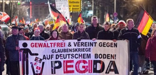 Příslušníci hnutí Pegida (Vlastenečtí Evropané proti islamizaci Západu) demonstrují na náměstí Theaterplatz v německých Drážďanech.