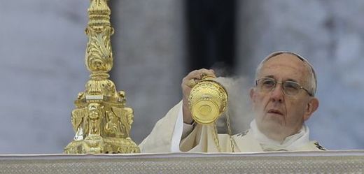 Papež František slaví mši svatou jako slavnostní zahájení Svatého roku milosrdenství.
