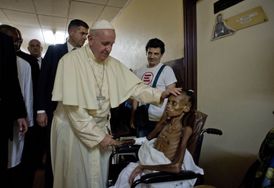 Papež František při své šestidenní návštěvě v Africe neplánovaně navštívil také pediatrickou nemocnici.