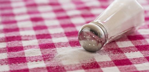 Pokud rodiče hodně solí, nešetří solí ani v dětském jídle.