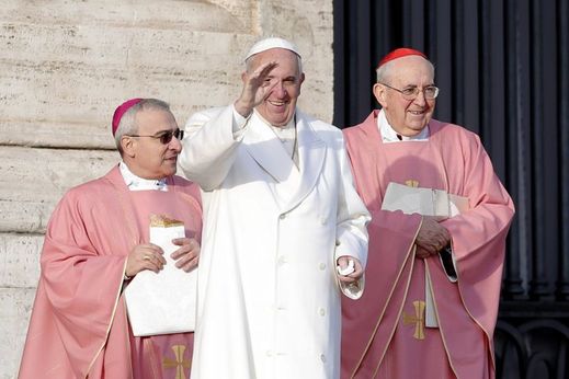 Papež František dělá podle exprezidenta falešná a prázdná gesta.