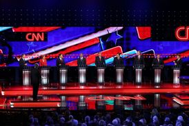 Republikánští kandidáti (zleva) John Kasich, Carly Fiorinová, Marco Rubio, Ben Carson, Donald Trump, Ted Cruz, Jeb Bush, Chris Christie a Rand Paul.
