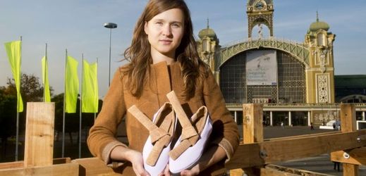 Designérka a studentka pražské UMPRUM Eliška Kuchtová navrhuje boty pro španělskou firmu Camper.