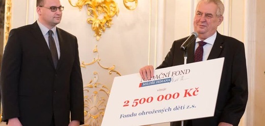 Miloš Zeman předává šek Fondu ohrožených dětí.