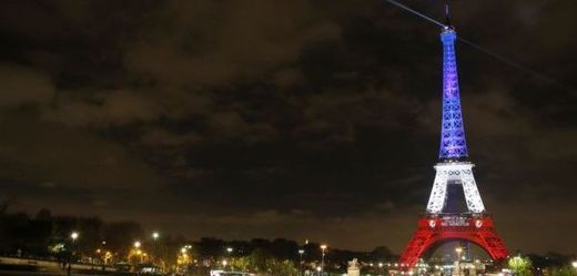 Eiffelova věž po teroristických útocích v Paříži.