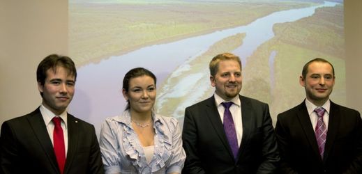Prezident Svobodné republiky Liberland Vít Jedlička (druhý zprava) představil část vládního kabinetu. Vlevo ministr vnitra Ondřej Příhonský, druhá zleva ministryně zahraničí Monika Chlumská a vpravo ministr financí Jan Purkrábek.