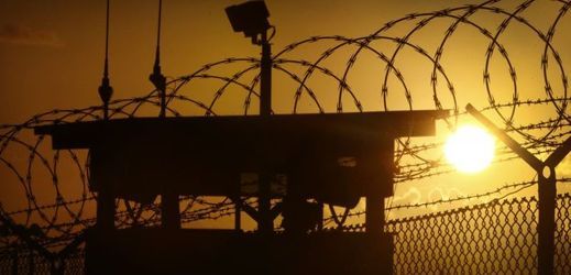 Východ slunce nad věznicí Guantánamo. 
