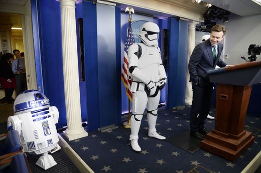 Na tiskové konferenci v Bílém domě se ukázali slavné postavy Star Wars - legendární R2D2 a Stormtrooper.