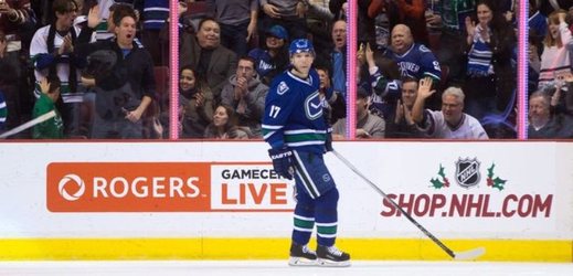 Hokejový útočník Radim Vrbata se v pátečním utkání NHL podílel gólem a asistencí na výhře Vancouveru 4:3 v Detroitu po samostatných nájezdech.
