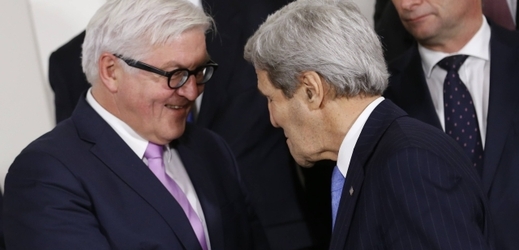 Ministři zahraničí. Frank-Walter Steinmeier a John Kerry.