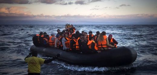 Loď s uprchlíky (ilustrační foto).