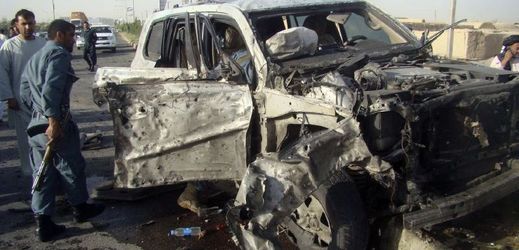 Auto po bombovém útoku v provincii Hílmand.