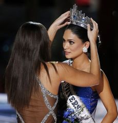 Novou Miss Universe korunovala loňská vítězka Paulina Vegaová z Kolumbie.