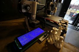 3D tiskárna dokáže vyrobit nejrůznější drobné předměty.
