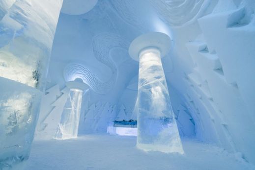 Pokoj inspirovaný ledovou jeskyní a lesem s mohutnými pilíři.
