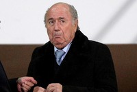 Etická komise FIFA potrestala předsedu Mezinárodní fotbalové federace Seppa Blattera a předsedu UEFA Michela Platiniho osmiletým zákazem působení ve fotbale kvůli korupci. 