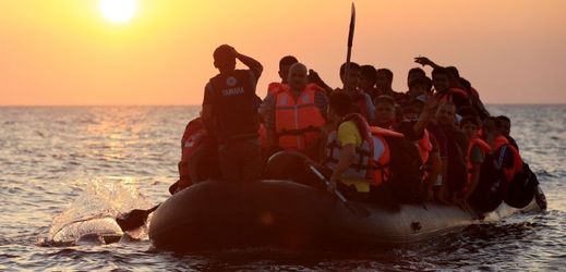 Uprchlíci na přeplněném člunu.