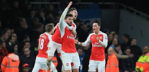 Radující se fotbalisté Arsenalu.